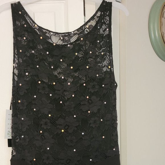 Dresses - Picture 8 of 16